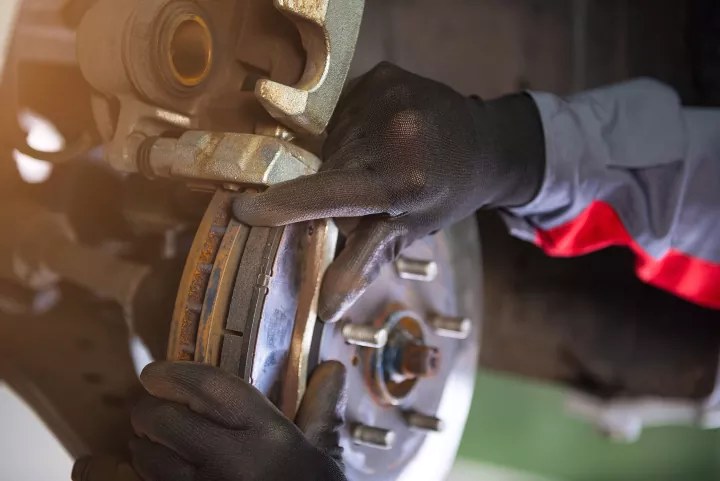 Проверка и замена тормозных колодок мотоцикла